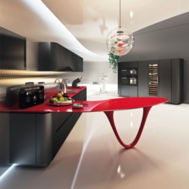 Cuisine haut de gamme modèle Ola Snaidero finition noire et plan de travail rouge brillant
