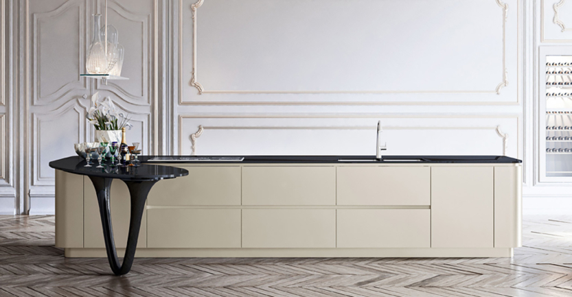 Ilot central de cuisine design italienne de luxe vue de face avec plan de travail et table boomerang en verre noir