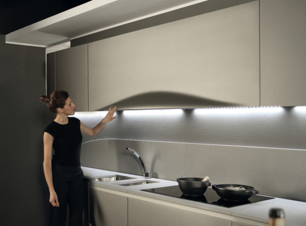 armoires de cuisine design sans poignée arrondies avec façades grise et portes courbées ouvertes