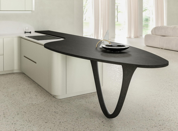 Ilot central d'une cuisine design italienne avec table et plan de travail en bois noir pied en fibre de carbone noir