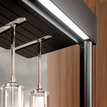 Eléments de rangement suspendu d'une cuisine moderne rétro éclairées LED