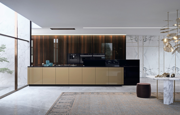 Linéaire de cuisine moderne fonctionnel avec meuble bas de rangement en laque brillante beige et colonnes de rangement en bois laqué brillant