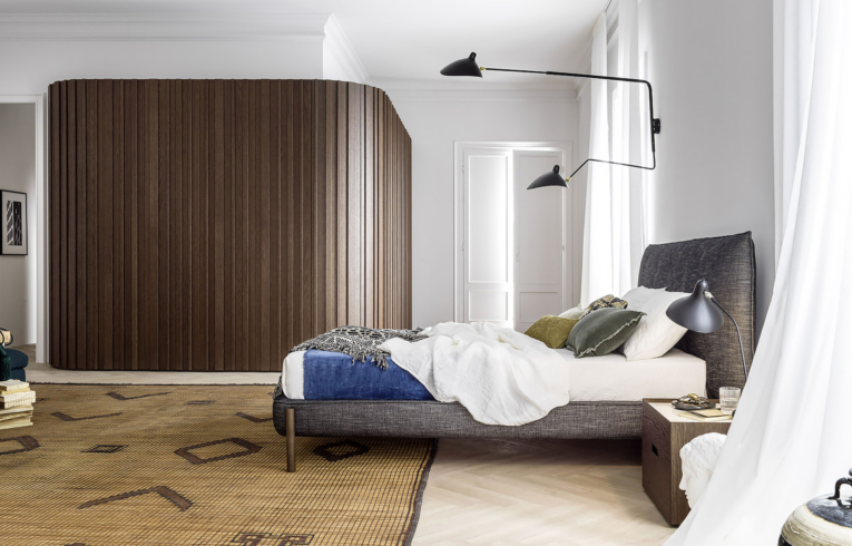 Chambre avec dressing design arrondi plissé finition plaqué eco-bois avec portes battantes