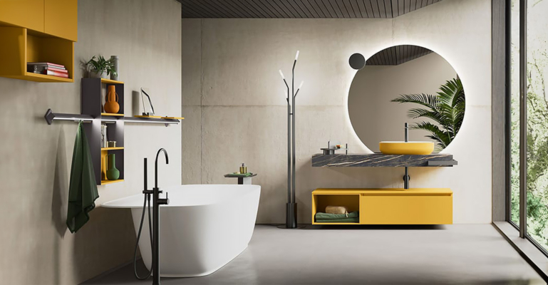 meuble salle de bain italien avec baignoire en marbre blanc et éléments de rangements