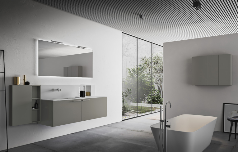 salle de bain minimaliste avec baignoire meubles suspendus et baies vitrées