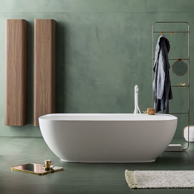 Inspirations salle de bain avec baignoire en marbre blanc et éléments de rangements suspendu