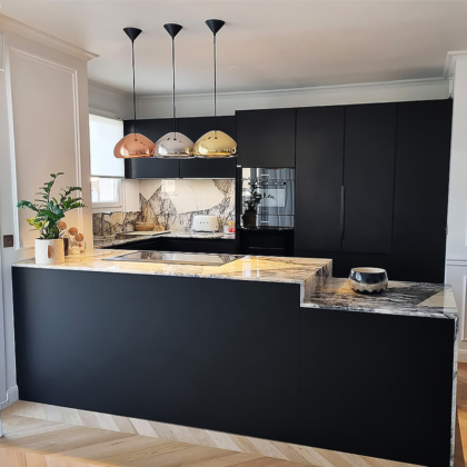 Rénovation clé en main d'une cuisine de luxe laqué noire avec plan de travail en granit Patagonia