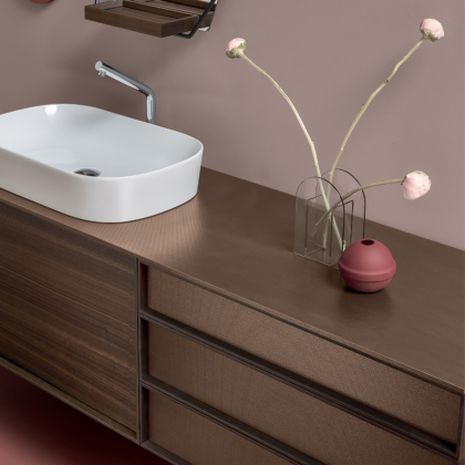 salle de bain de luxe avec meubles en bois et vasque en marbre