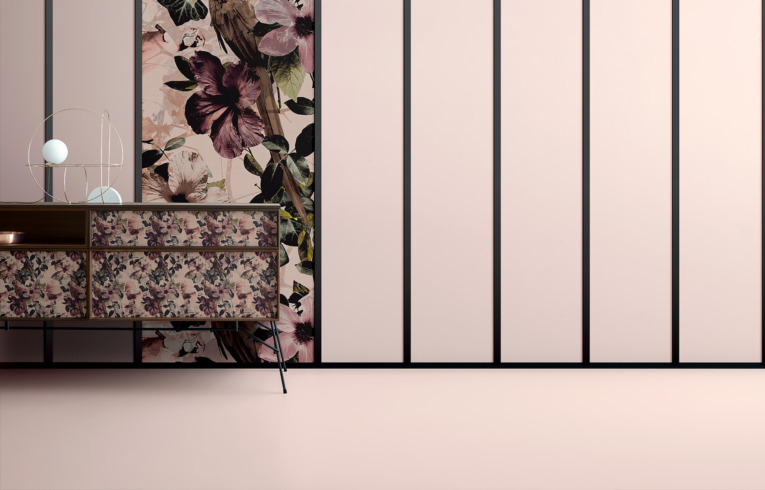 salle de bain de luxe avec meubles au design floral