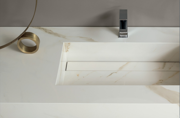 salle de bain de luxe avec vasque en céramique blanche avec veinage