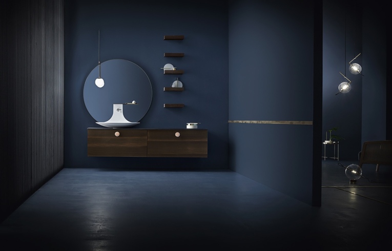 salle de bain design avec vasque en marbre et meubles suspendus