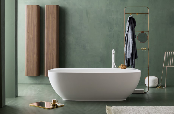 salle de bain design avec baignoire en marbre