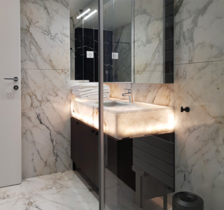 salle de bain haut gamme avec vasque en marbre