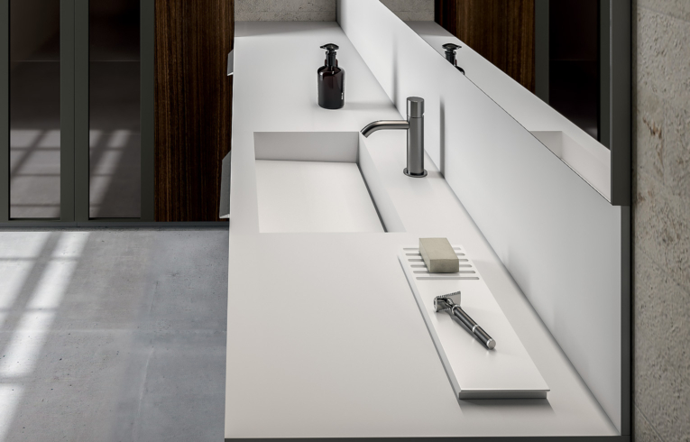salle de bain minimaliste composé d'une vasque toute longueur en marbre