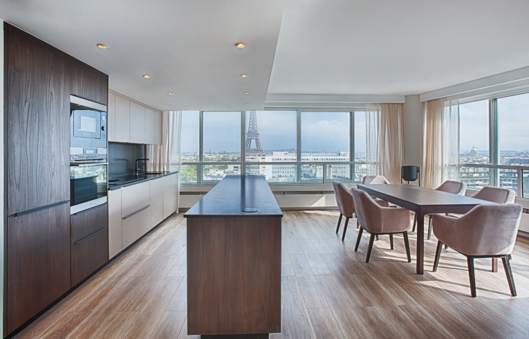 Cuisine haut gamme paris snaidero dans un appartement Parisien avec vue sur la tour Eiffel
