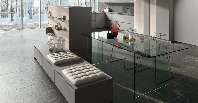 Cuisine ouverte sur le salon avec table en verre et meubles bas banquette
