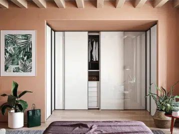 espace de dressing en u finitions laqué brillant blanc, sans poignées avec portes coulissantes