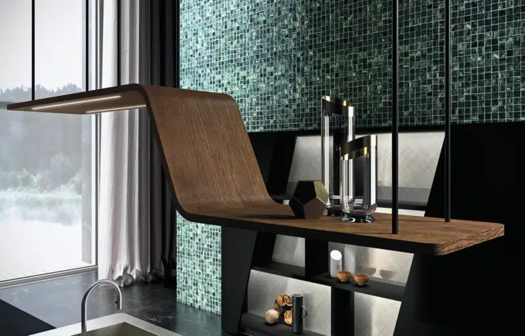 Etagère design en S d'une cuisine de luxe, installé au dessus d'une îlot central