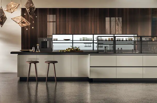 Cuisine haut de gamme beige et bois Snaidero avec un ilot central et une crédence rétroéclairée