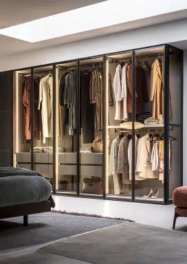 Dressing aménagé dans un intérieur à Paris avec façades en verre et éclairage intégré