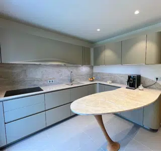 aménagement intérieur haut de gamme d'une cuisine design italienne