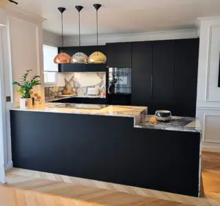 aménagement d'intérieur haut gamme d'une cuisine de luxe avec plan de travail en patagonia