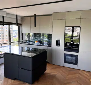 aménagement d'intérieur haut gamme d'une cuisine minimaliste sans poignées