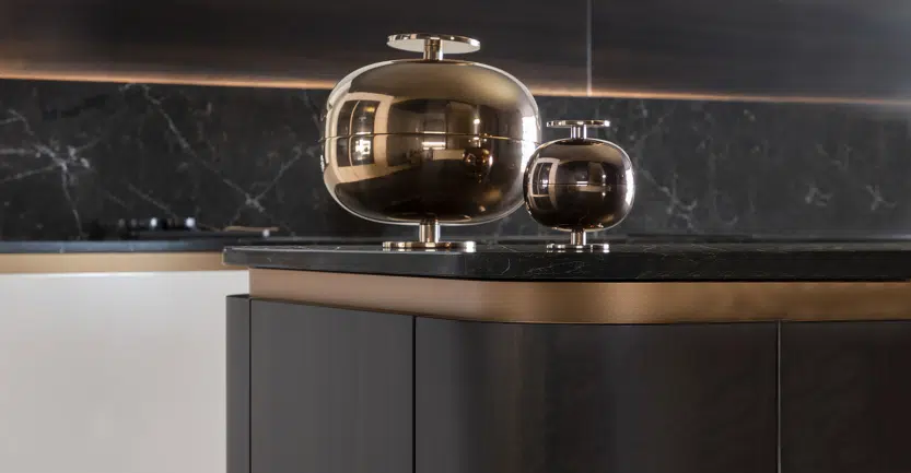 cuisine design italienne de luxe avec gorge en aluminium et sans poignées