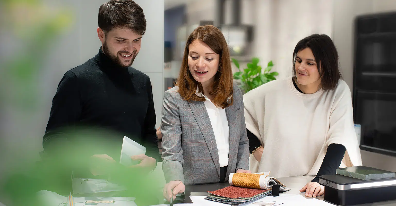 équipe ArchisDesign travaillant sur un projet de cuisine italienne équipée