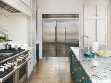 Cuisine située dans un appartement parisien avec électroménagers de la marque Subzéro Wolf