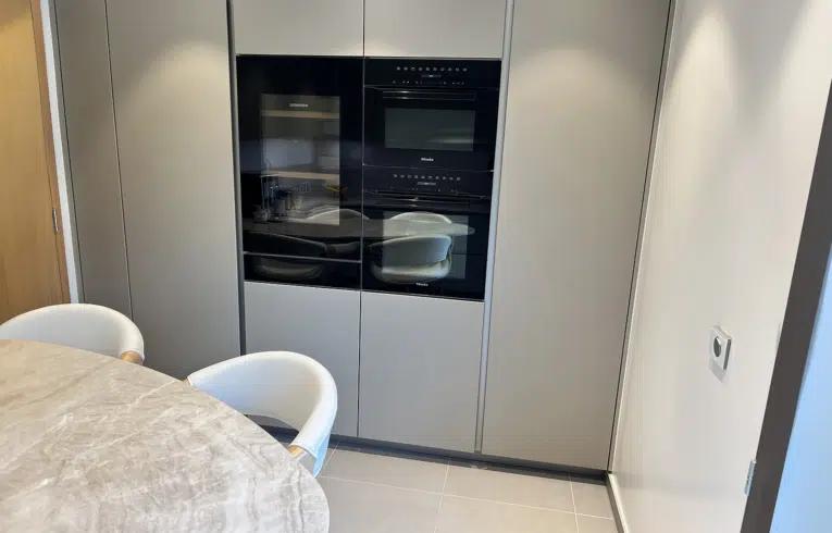 cuisine haut gamme Boulogne Billancourt avec façades micalisées grises
