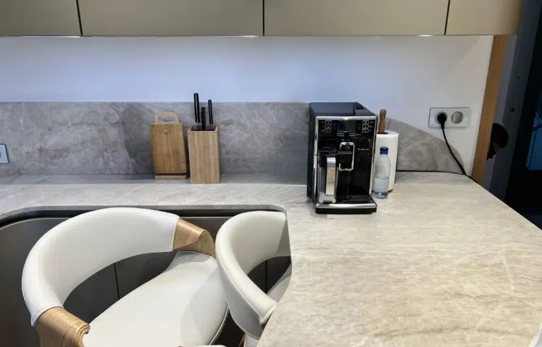 cuisine haut gamme Boulogne Billancourt avec plan de travail et crédences en granit