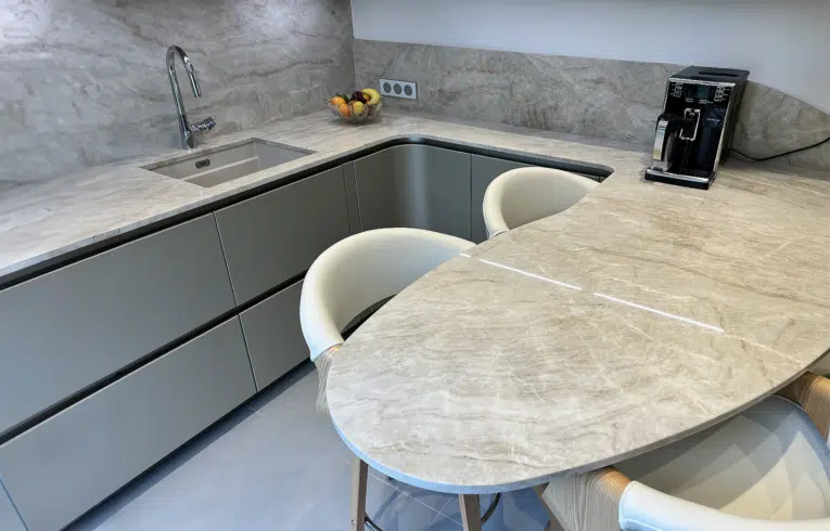 cuisine haut gamme Boulogne Billancourt avec table en boomerang