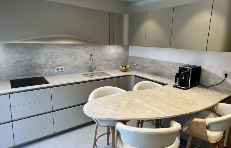 cuisine haut gamme Boulogne Billancourt ouverte sur salon avec meubles hauts