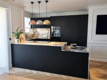 Cuisine haut gamme la garenne-colombes avec plan de travail et crédences en granit