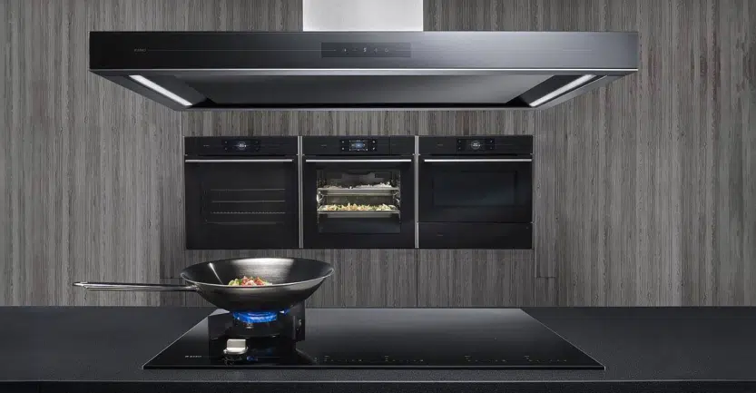 Four d'une cuisine ouverte sur salon, intégré dans des colonnes en bois