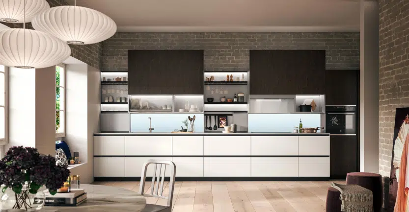 Cuisine ouverte sur salon linéaire avec niches de rangements hauts