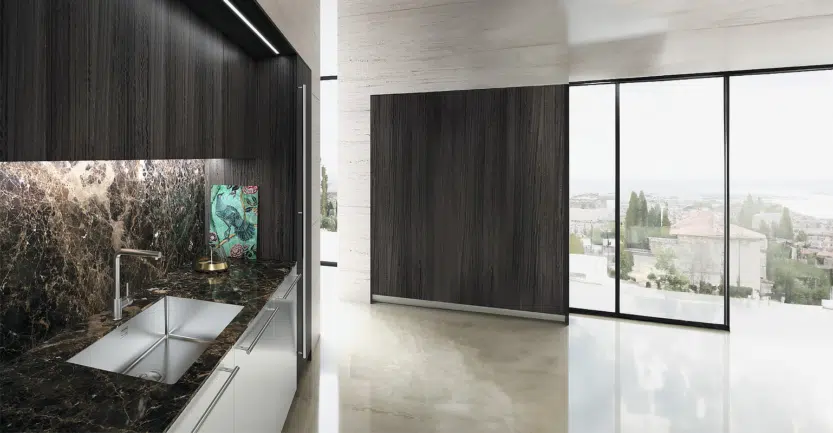 Cuisine ouverte snaidero en inox et plan de travail en céramique avec colonnes de rangement en Eucalyptus