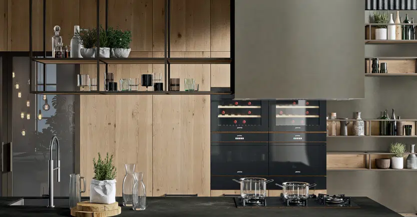 Cuisine snaidero avec éléments de rangements suspendus et électroménager intégrés