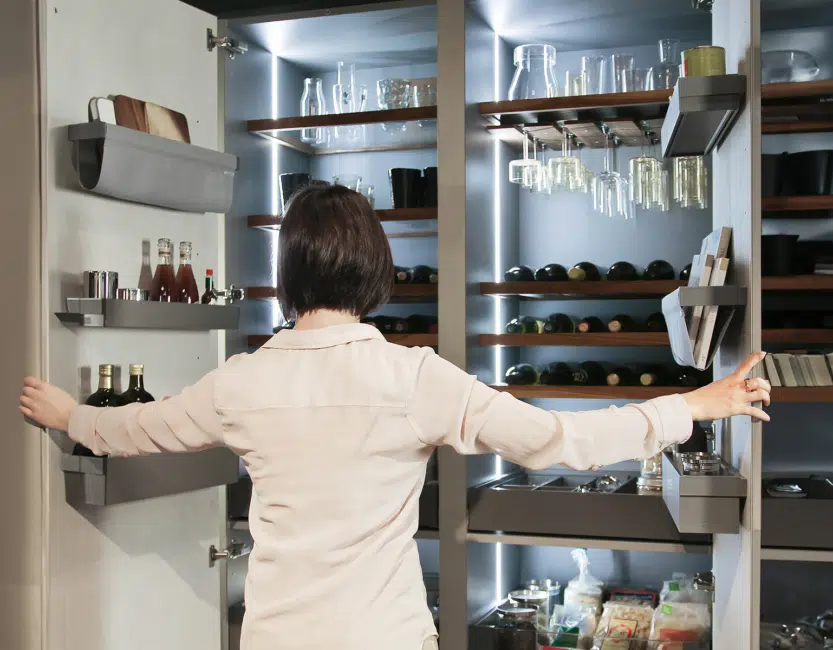 Placard cuisine snaidero avec système de rangement intérieur avec bandeaux LEDs intégrés pour vaisselle et alimentaire
