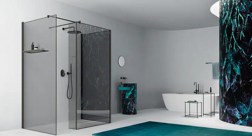 Douche italienne design avec motif vert et bleu