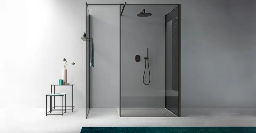 Eléments de douche italienne de luxe avec pommeau et cabine vitrée
