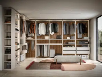 Espace de dressing ouvert avec éléments de rangement et bandeaux lumineux