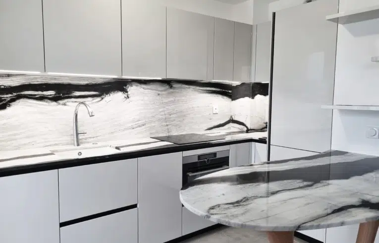 cuisine haut gamme Puteaux blanche avec meubles hauts sans poignées