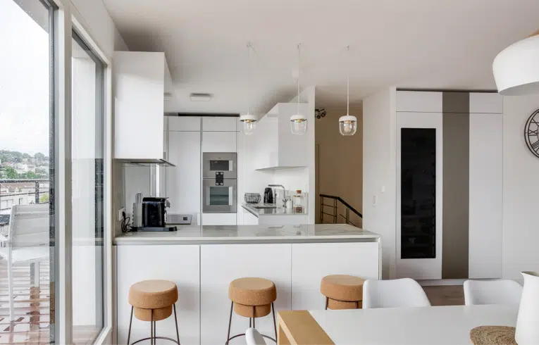 cuisine haut gamme suresnes blanche avec plan de travail en granit