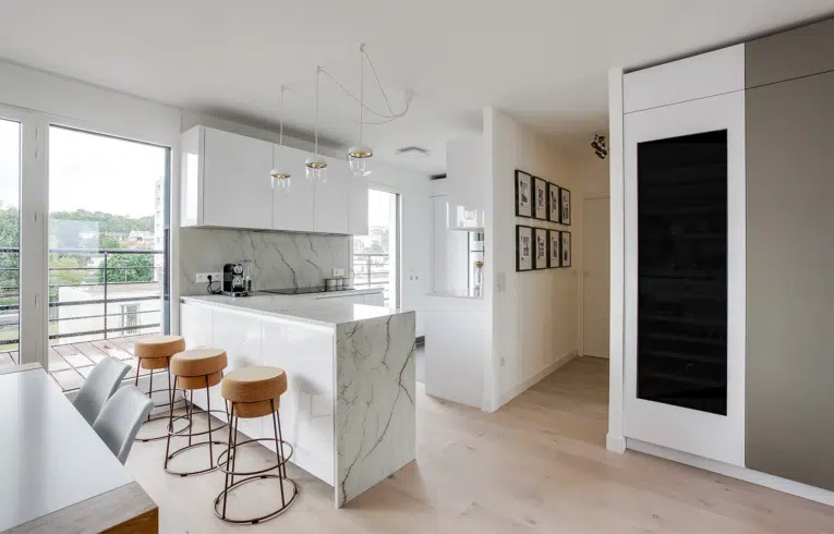 cuisine haut gamme suresnes avec cave intégrée dans colonnes