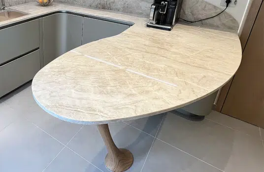 cuisine haut gamme Boulogne billancourt avec table en céramique