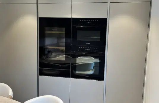 cuisine haut gamme Boulogne Billancourt avec fours encastré dans colonnes