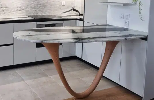 cuisine haut gamme Puteaux avec table en boomerang