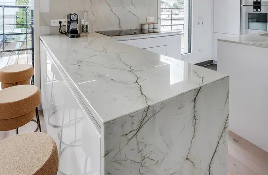cuisine haut de gamme à Suresnes minimaliste blanche